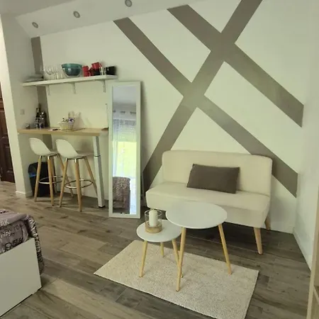 Exceptionnel Proche Avec Piscine, Parking Et Terrasse Apartmán *