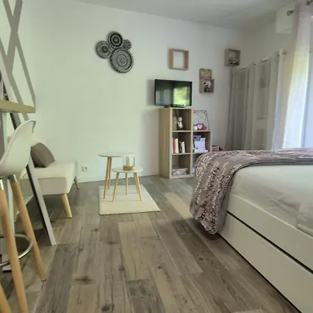 Exceptionnel Proche Avec Piscine, Parking Et Terrasse Apartmán